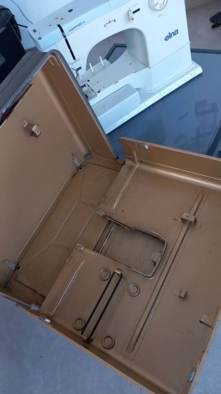 Máquina de coser Elna de mediados de los 60