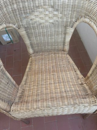 Sillas de mimbre beige y marrón