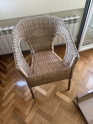 Sillas de mimbre beige y marrón