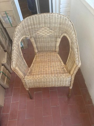 Sillas de mimbre beige y marrón