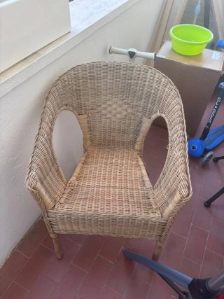 Sillas de mimbre beige y marrón