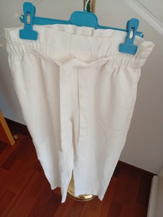 Pantalón blanco de mujer con cinturón