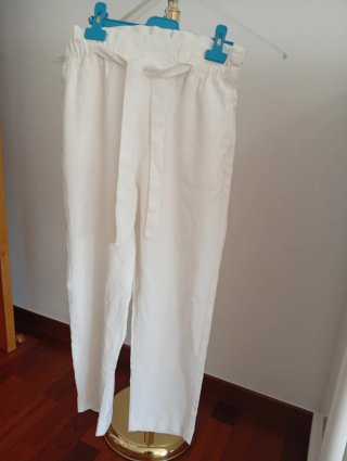 Pantalón blanco de mujer con cinturón