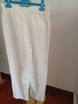 Pantalón blanco de mujer con cinturón