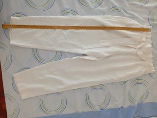 Pantalón blanco de mujer con cinturón