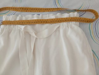 Pantalón blanco de mujer con cinturón