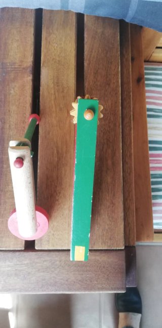 Carraca de madera de juguete
