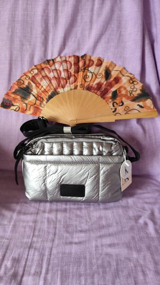 Bolso K&Co plateado y abanico estampado
