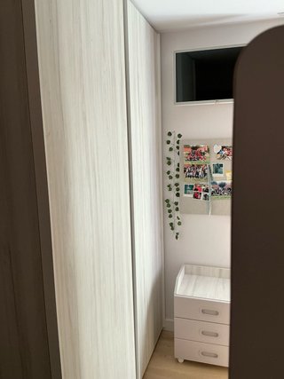 Armario puertas correderas y mueble cajonera.