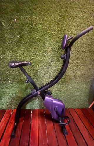 Bici estática morada