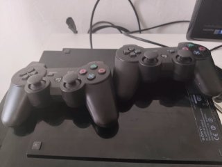 PlayStation 3 Negra, 2 mandos y metal gear rising