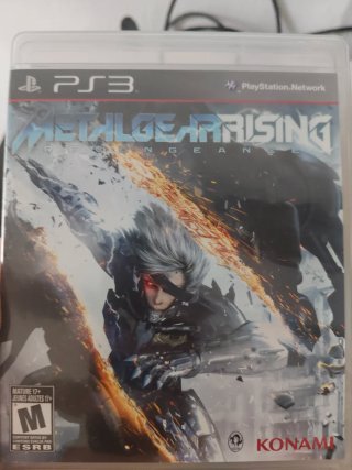 PlayStation 3 Negra, 2 mandos y metal gear rising