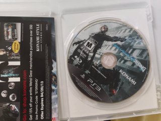 PlayStation 3 Negra, 2 mandos y metal gear rising