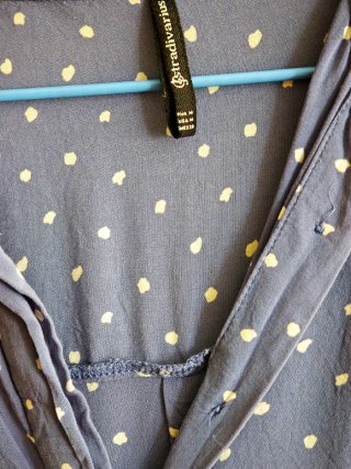 Camisa azul con lunares blancos