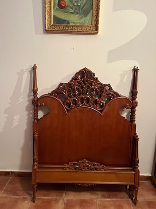 Estructura de Cama en Madera Tallada