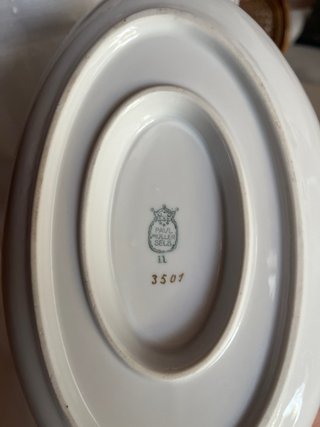 Salsera de porcelana con detalles dorados