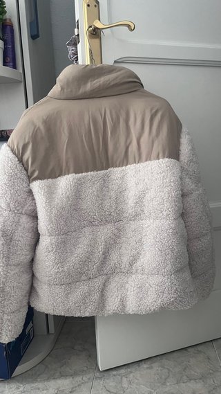 Chaqueta Bershka borrego beige y blanco