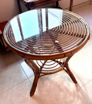 Mesa redonda de caña natural con cristal
