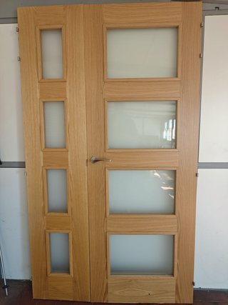 Puerta interior de madera con cristal