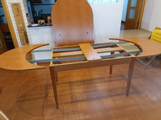 Mesa de comedor ovalada y 4 sillas