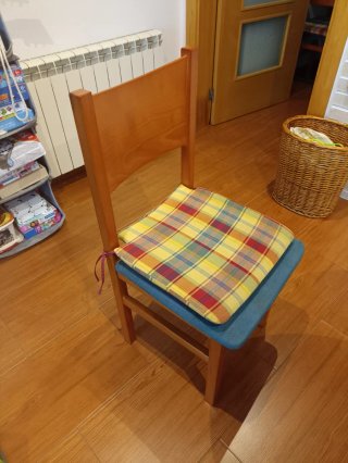 Mesa de comedor ovalada y 4 sillas