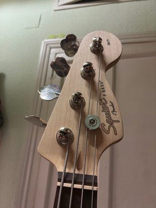 Bajo eléctrico con funda y amplificador
