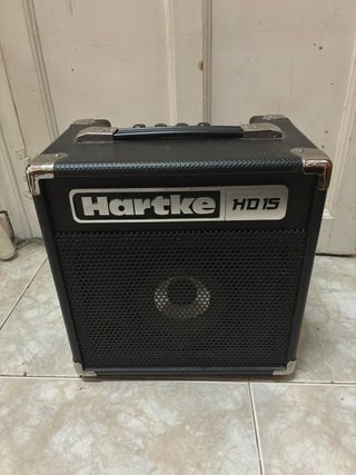 Bajo eléctrico con funda y amplificador