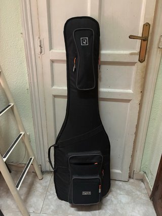 Bajo eléctrico con funda y amplificador