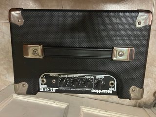 Bajo eléctrico con funda y amplificador