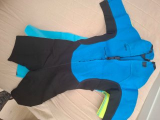 Neoprenos infantiles Tribord azul y negro
