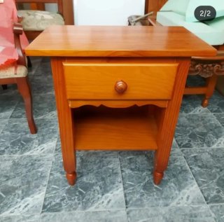Tres mesitas de noche de madera