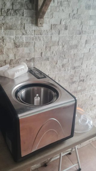 Mantecadora estilo heladera profesional