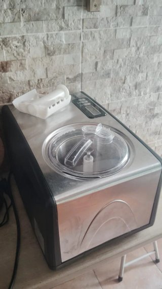 Mantecadora estilo heladera profesional