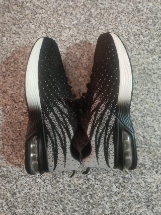 Zapatillas deportivas negras y grises