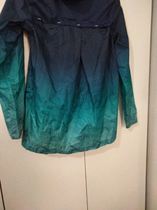 Chubasquero azul y verde degradado