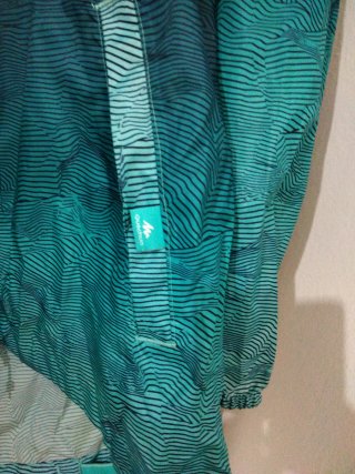 Chubasquero azul y verde degradado