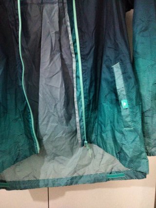 Chubasquero azul y verde degradado