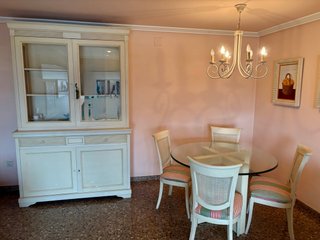 Conjunto comedor: mesa, sillas, lámpara y vitrina