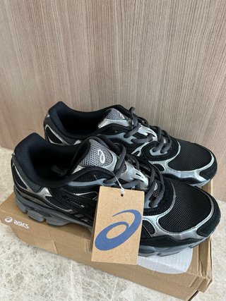 Zapatillas Asics Negras y Grises