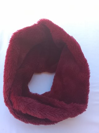 Cuello de pelo granate
