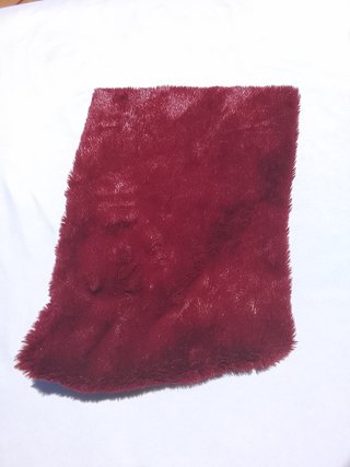 Cuello de pelo granate