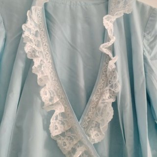 Bata y camisón con encaje blanco, hecho a mano