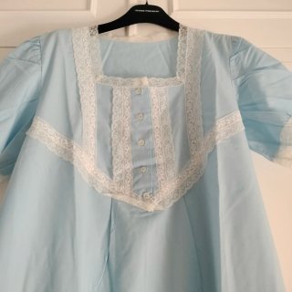 Bata y camisón con encaje blanco, hecho a mano
