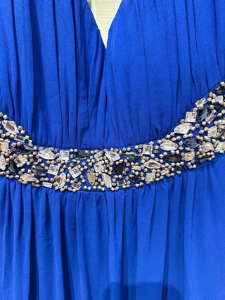 Vestido de fiesta azul con pedrería