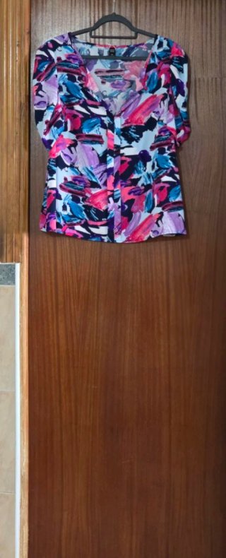 Blusa de manga corta farol multicolor.
