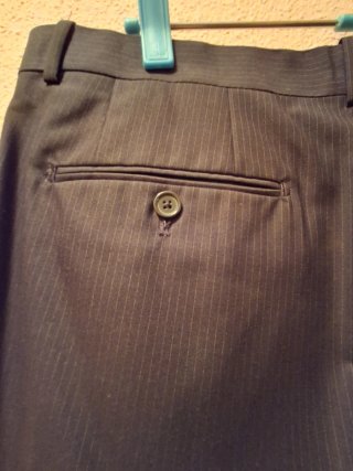 Traje de hombre azul marino con finas rayas