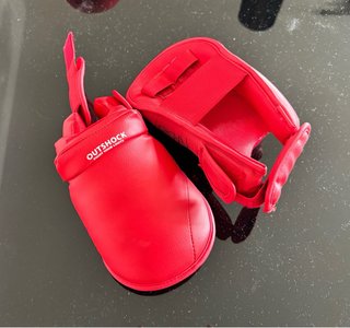 Set Guantes y Protecciones Karate Outshock