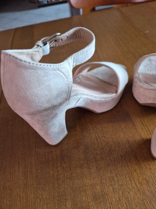Sandali con tacco beige