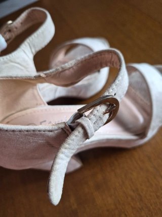 Sandali con tacco beige