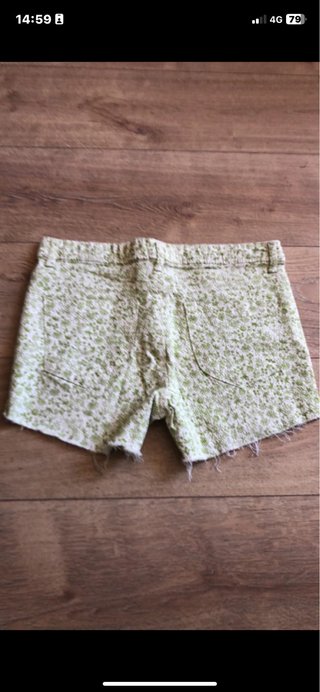Shorts florales verdes y blancos